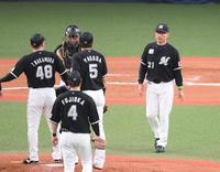 　６回途中、マウンドに向かう吉井監督（撮影・堀内翔）