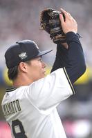 　６回、中川圭が適時打を放ち、グラブをたたく山本（撮影・北村雅宏）