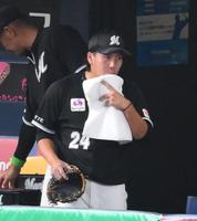 　６回を投げ終えてベンチで汗を拭う東妻（撮影・堀内翔）