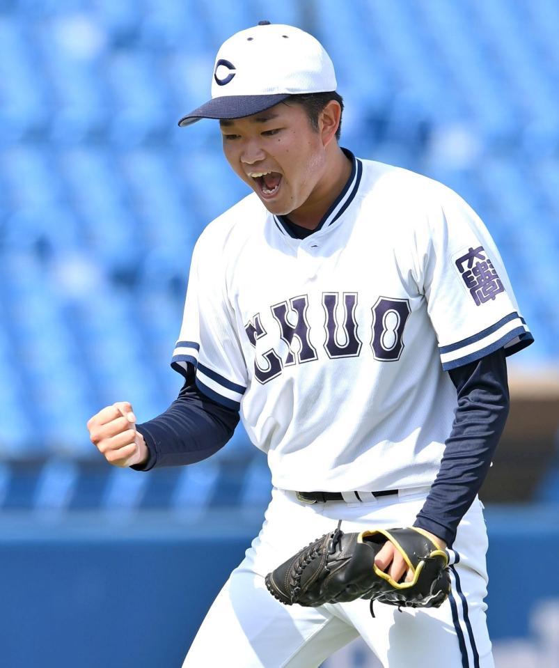 　完封勝利し、ガッツポーズでほえる中大・石田裕太郎（撮影・西岡正）