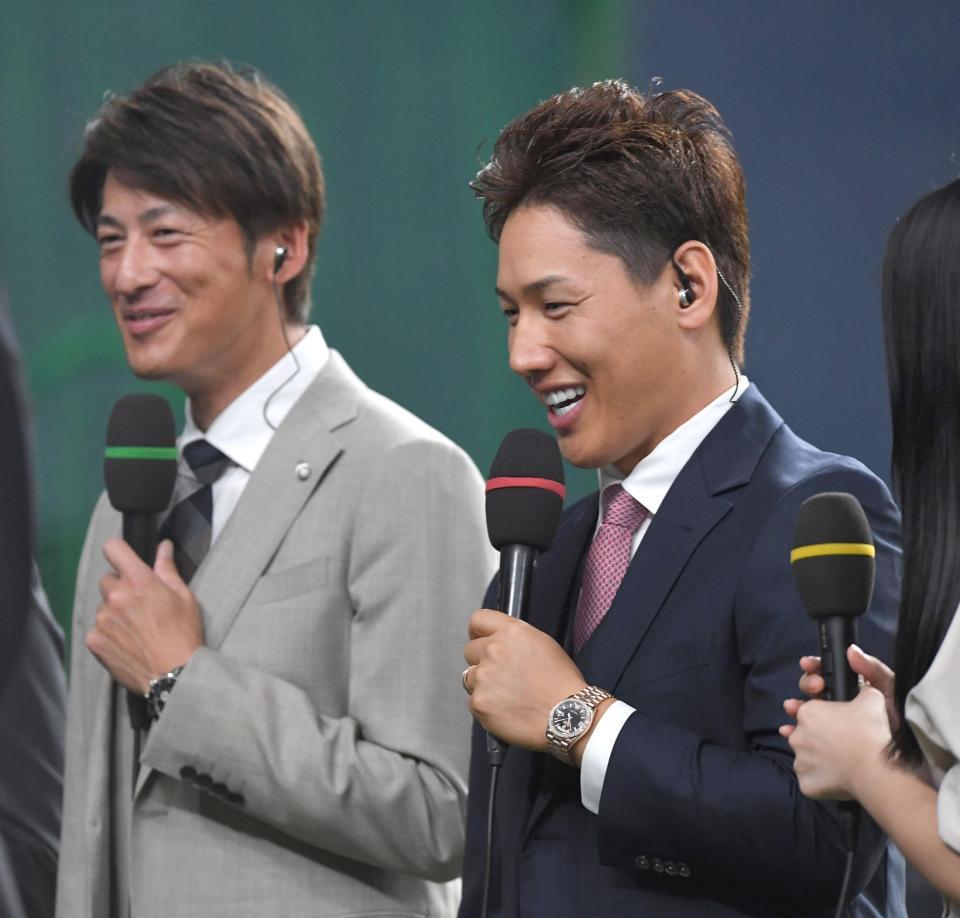 　試合前、能見篤史氏（左）と解説するレッドソックス・吉田正尚（撮影・北村雅宏）