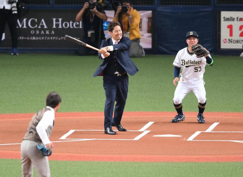 吉田正尚が始球式にサプライズ登場！能見篤史氏とまさかのOB対決