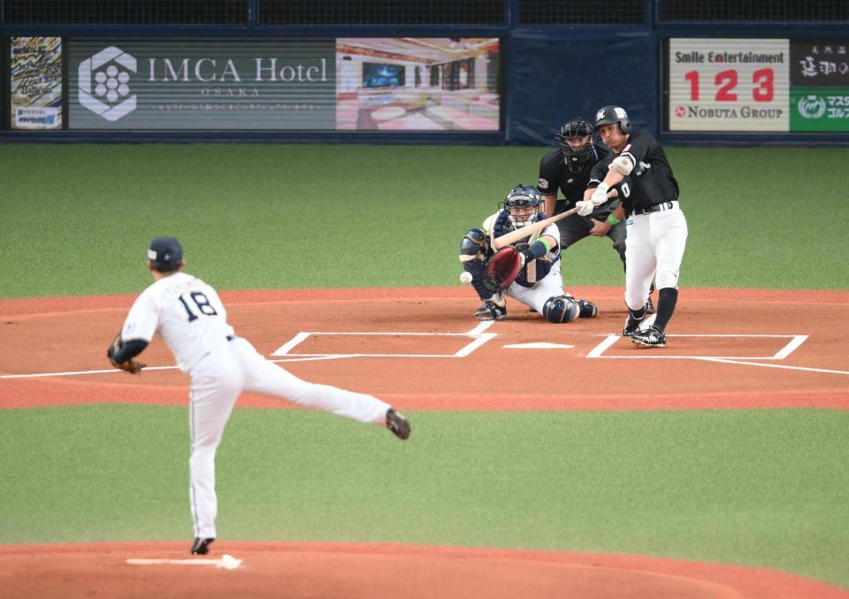 　１回、荻野が山本のグラブをはじく投安打を放つ（撮影・堀内翔）