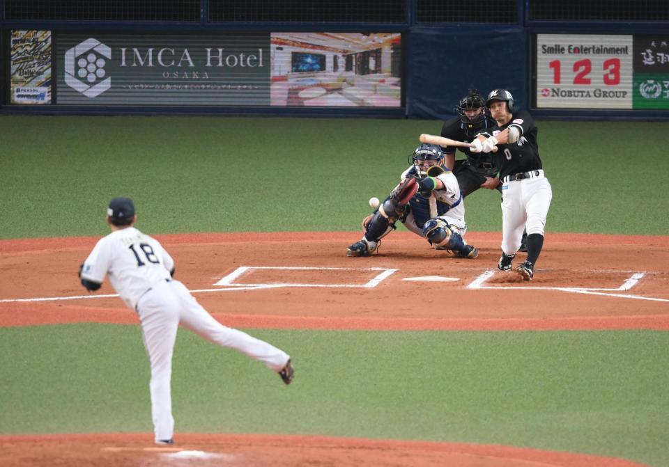 　６回、荻野が中前適時打を放つ（撮影・堀内翔）