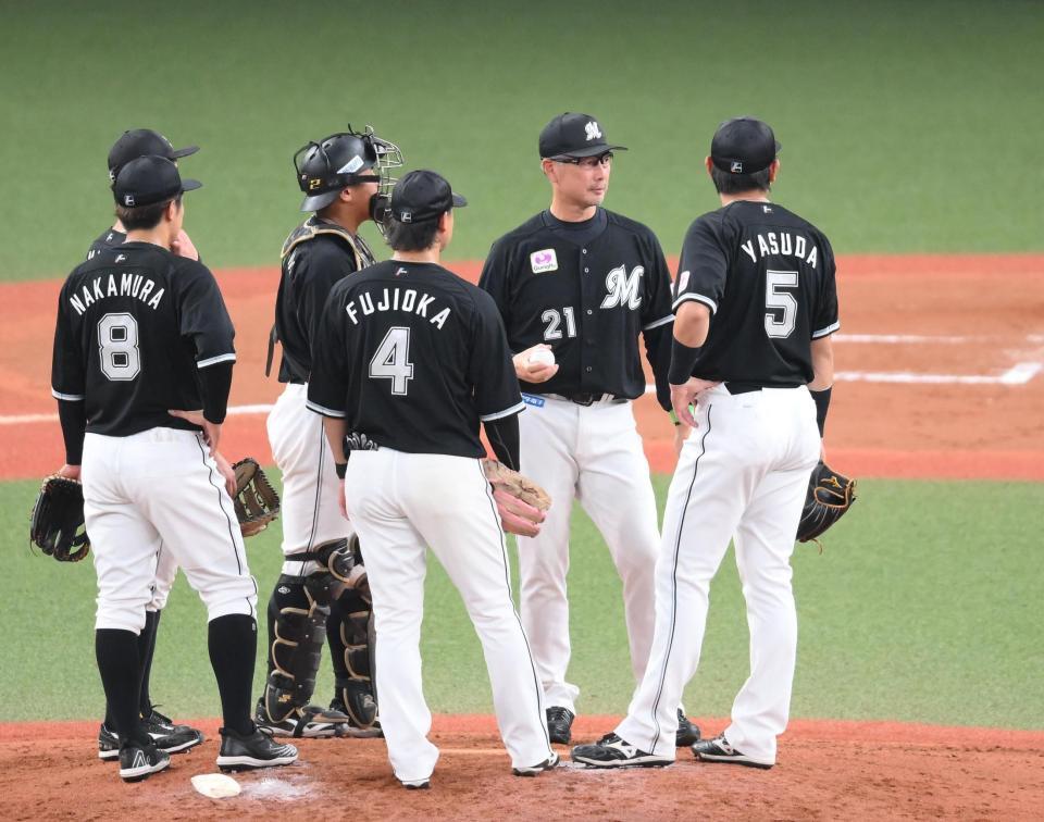 　６回途中、マウンドに集まる吉井監督（右から２人目）らロッテナイン（撮影・堀内翔）