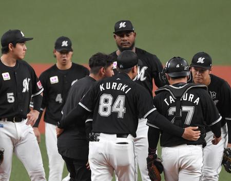 　１回、セデーニョに同点となる適時打を浴びたメルセデス（上）のもとに集まるロッテナイン（撮影・北村雅宏）