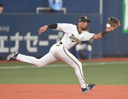 　７回、田村のゴロを好捕する宗（撮影・北村雅宏）