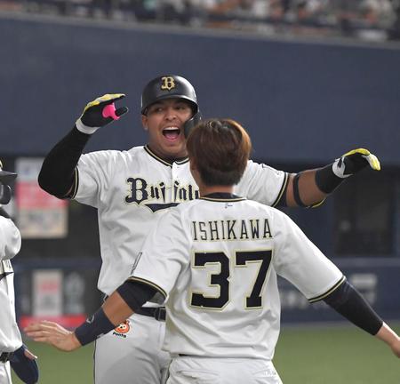 　７回、逆転となる２ランを放ったセデーニョ（奥）は大喜びする（撮影・北村雅宏）