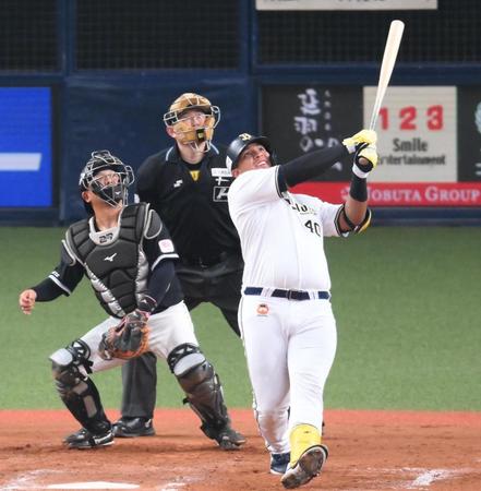 　７回、逆転の２ランを放つセデーニョ（撮影・堀内翔）