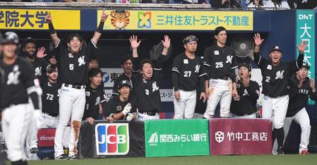 　９回、山口の犠飛で勝ち越しに成功し、大喜びするロッテナイン（撮影・北村雅宏）