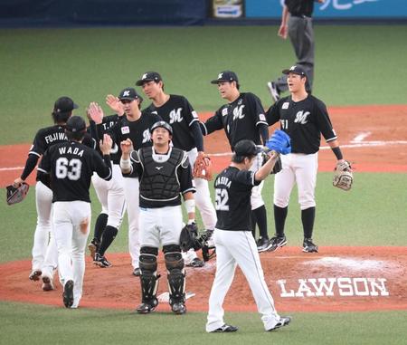 　勝利を決めてタッチを交わす山口（右端）らロッテナイン（撮影・堀内翔）