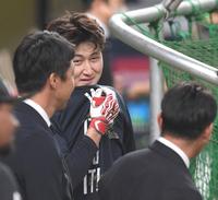 　試合前、井端監督（右）と話す紅林（中央）＝撮影・北村雅宏