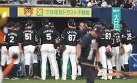 　５回を終え、ベンチ前で円陣を組むオリックスナイン（撮影・北村雅宏）