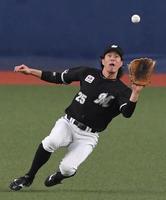 　１回、中川の打球を好捕する岡（撮影・北村雅宏）