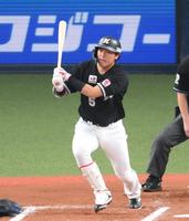 　６回、安田が逆転の２点適時右前打を放つ（撮影・堀内翔）