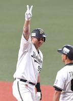 　１回、勝ち越しとなる適時打を放った杉本ポーズを決める（撮影・北村雅宏）