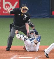 　８回、宇田川から投球を受けた後に倒れ込む捕手の森（撮影・堀内翔）