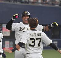 　７回、逆転となる２ランを放ったセデーニョ（奥）は大喜びする（撮影・北村雅宏）