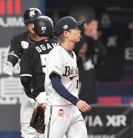 　９回、山口に勝ち越しとなる犠飛を浴びた山岡（撮影・北村雅宏）