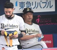 　試合後、ベンチで肩を落とす中嶋監督（撮影・堀内翔）