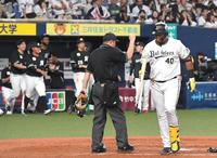 　９回、セデーニョが空振り三振に倒れ、ゲームセット（撮影・北村雅宏）