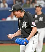 　９回裏を無得点に抑えて吠える益田