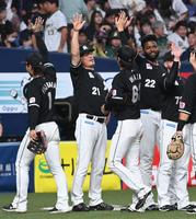 　逆転勝ちしハイタッチでナインを迎える吉井監督（左から２人目）