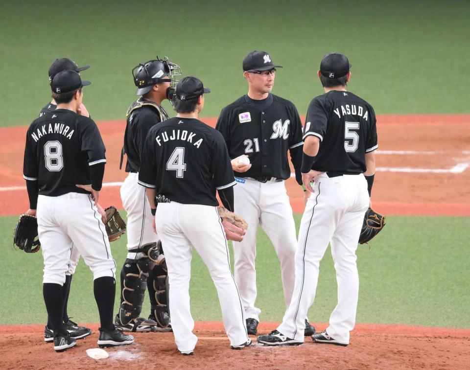 　６回途中、マウンドに集まる吉井監督（右から２人目）らロッテナイン