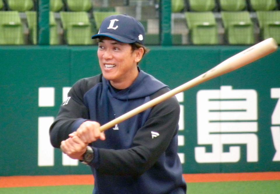 　秋季練習で笑顔を見せる松井監督