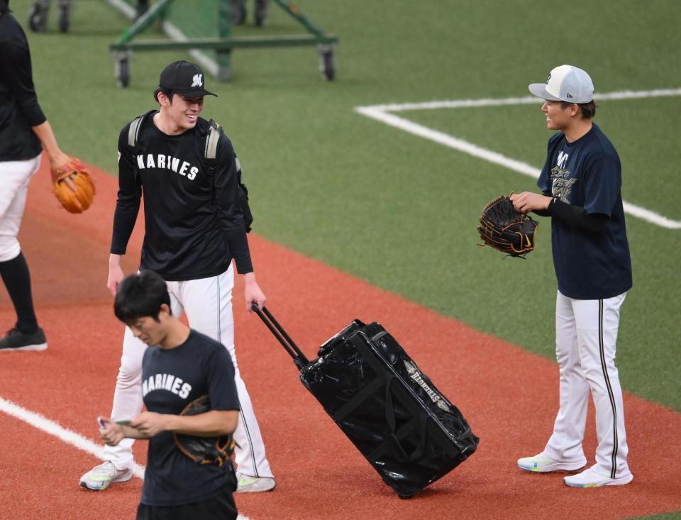 　試合前に談笑する佐々木朗、山本（右）＝撮影・堀内翔