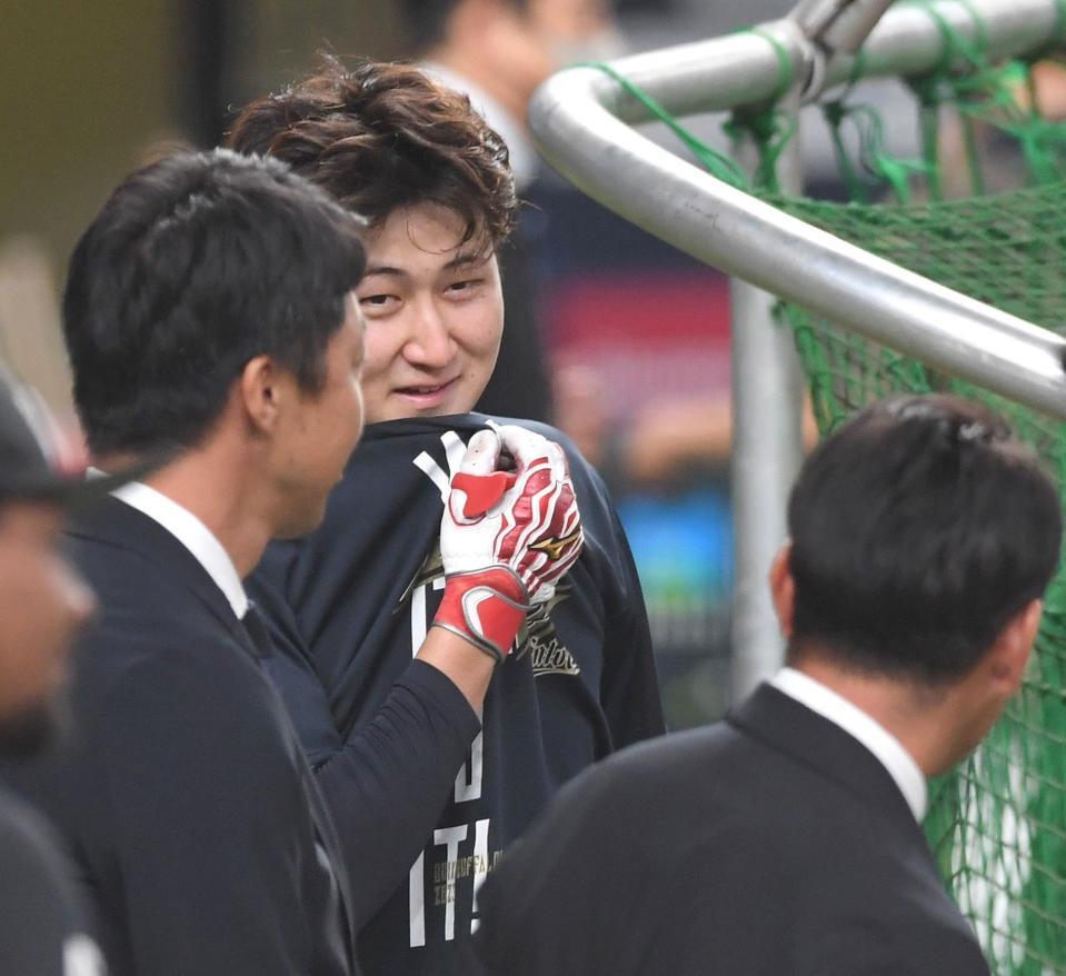 　試合前、井端監督（右）と話す紅林（中央）＝撮影・北村雅宏