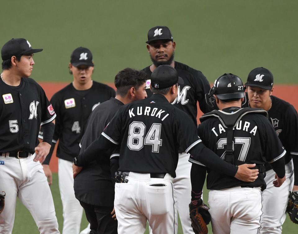 　１回、セデーニョに同点となる適時打を浴びたメルセデス（上）のもとに集まるロッテナイン（撮影・北村雅宏）