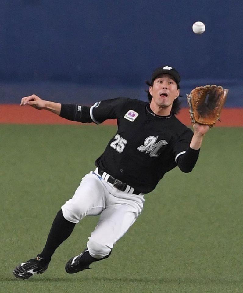 　１回、中川の打球を好捕する岡（撮影・北村雅宏）