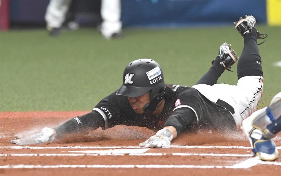 　６回、安田の適時打で逆転の生還を果たす岡（撮影・北村雅宏）