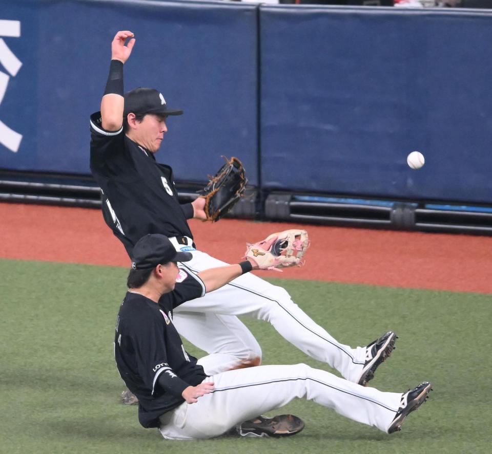 　６回、打球を追う三塁手の安田と遊撃手の藤岡（手前）＝撮影・堀内翔