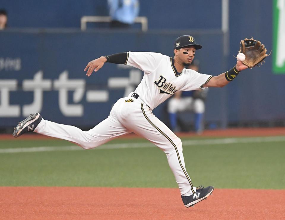 　７回、田村のゴロを好捕する宗（撮影・北村雅宏）