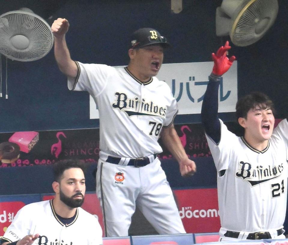 　７回、セデーニョが逆転の２ランを放ちガッツポーズをする中嶋監督（撮影・堀内翔）
