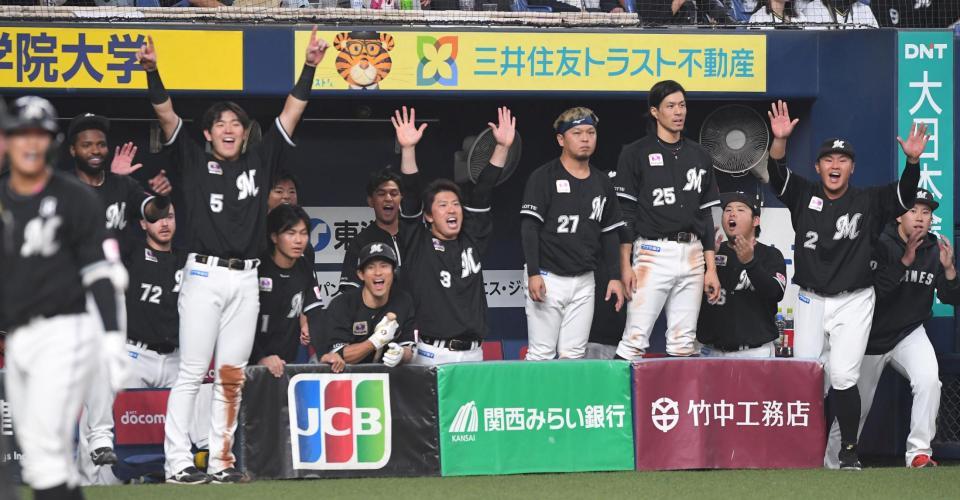 　９回、山口の犠飛で勝ち越しに成功し、大喜びするロッテナイン（撮影・北村雅宏）