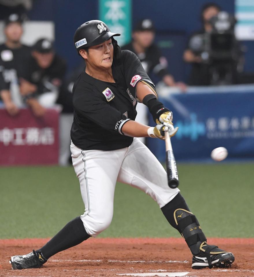 ９回ロッテ１死三塁、勝ち越しとなる犠飛を放つロッテ・山口航輝＝京セラドーム大阪（撮影・北村雅宏）