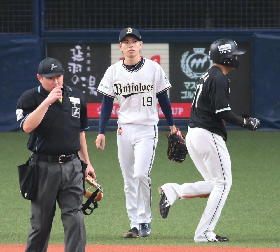 　９回、山口に勝ち越しの犠飛を打たれて肩を落とす山岡（撮影・堀内翔）