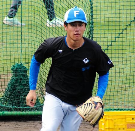 　秋季練習でノックを受ける北山