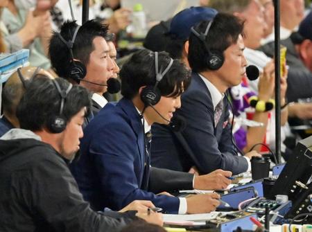 　ネット裏の中継席から試合を観戦する戸郷（奥左）＝撮影・立川洋一郎