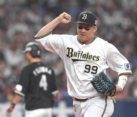 　５回、藤岡の打球を好捕し、拳を握りながらベンチに戻る杉本（撮影・北村雅宏）