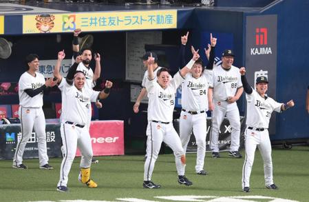 　８回、頓宮が適時二塁打を放ちベンチ前で喜ぶ杉本らオリックスナイン（撮影・堀内翔）
