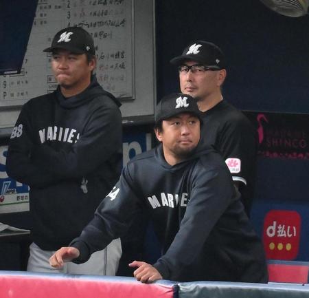 　５回、ベンチから試合を見つめる沢村。後方は吉井監督（撮影・堀内翔）
