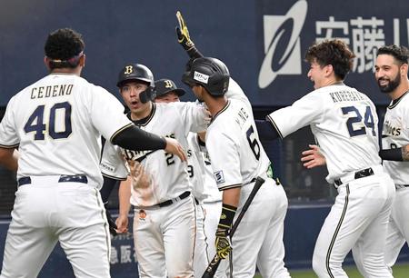 　８回、頓宮の適時二塁打で生還した若月（左から２人目）を迎えるオリックスナイン（撮影・北村雅宏）