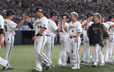 　ロッテに競り勝ち、ナインを迎える中嶋監督（左端）＝撮影・北村雅宏
