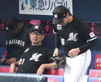 　２回、ベンチから試合を見つめる吉井監督。右はマウンドに向かう中森（撮影・堀内翔）