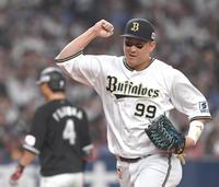 　５回、藤岡の打球を好捕し、拳を握りながらベンチに戻る杉本（撮影・北村雅宏）