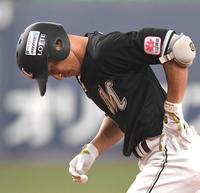 　５回、チャンスで中飛に倒れた荻野は下を向く（撮影・北村雅宏）